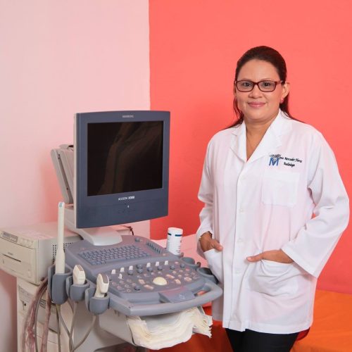 Dra. Mercedes Flores Navarrete